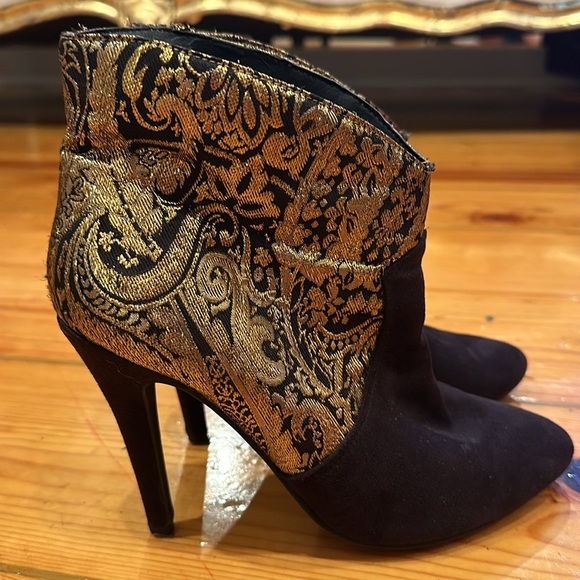 Forever 21 Black and gold embroidered heeled booties 7.5 - Picture 3 of 7